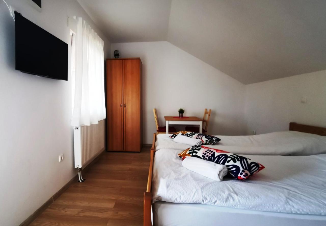 Vila Julija - Apartment & Rooms Otočac Екстериор снимка