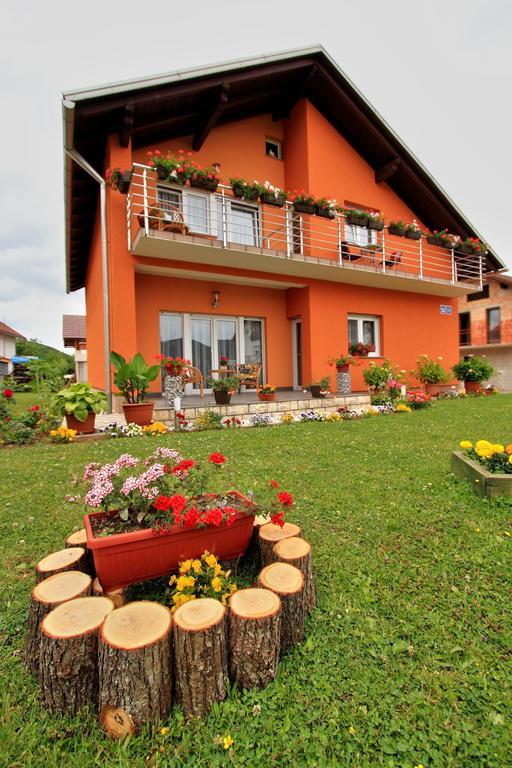 Vila Julija - Apartment & Rooms Otočac Екстериор снимка