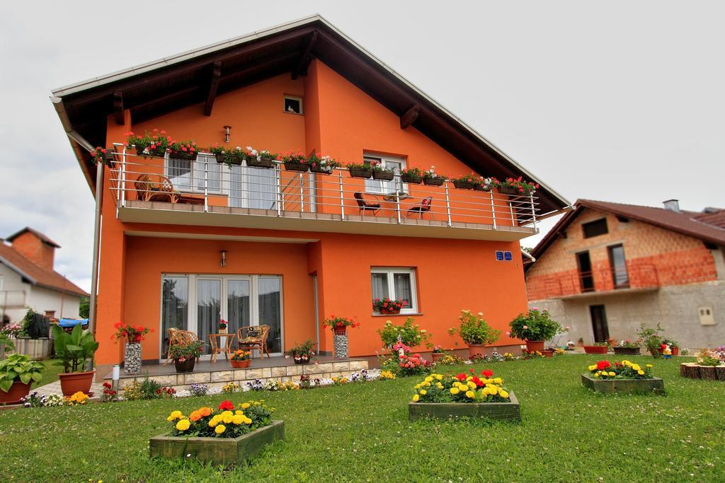 Vila Julija - Apartment & Rooms Otočac Екстериор снимка