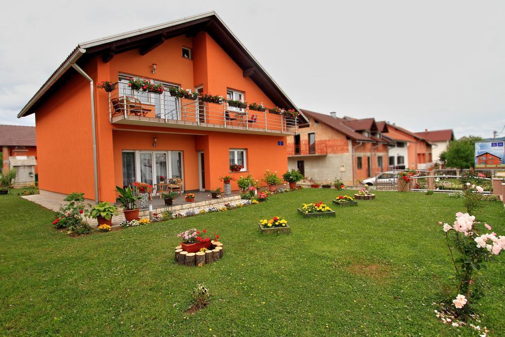 Vila Julija - Apartment & Rooms Otočac Екстериор снимка