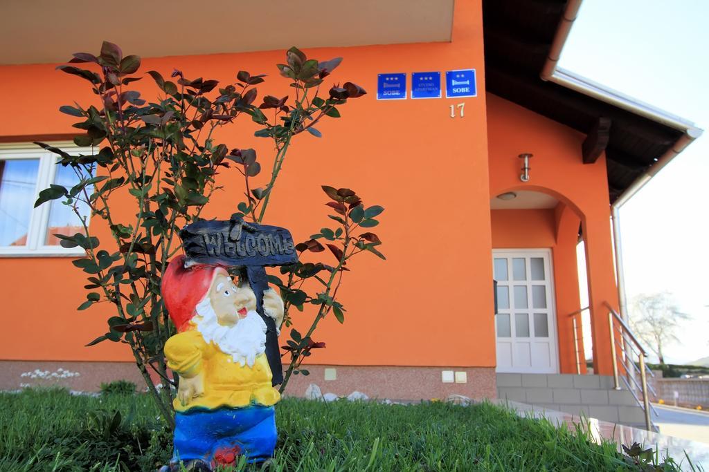 Vila Julija - Apartment & Rooms Otočac Екстериор снимка